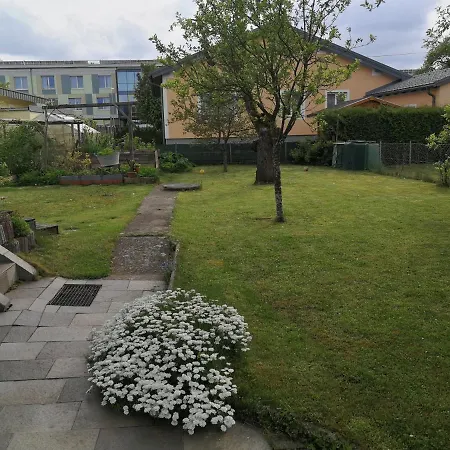 Apartamento Doppelhaushaelfte Mit Garten