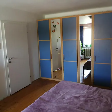 Doppelhaushaelfte Mit Garten 아파트