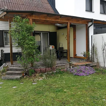 Apartament Doppelhaushaelfte Mit Garten