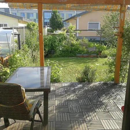 Apartmán Doppelhaushaelfte Mit Garten *
